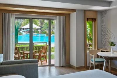 Camera più ampia con 1 letto king, vista piscina, terrazza — Phuket Marriott Resort & Spa, Merlin Beach